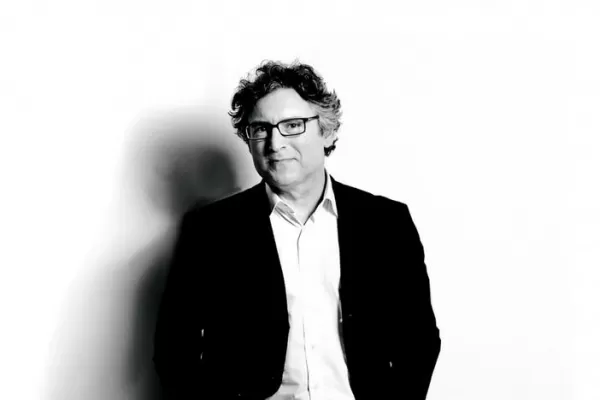 Reír es no tomar por serio los honores, la familia, el trabajo, la patria, el dinero, la reputación