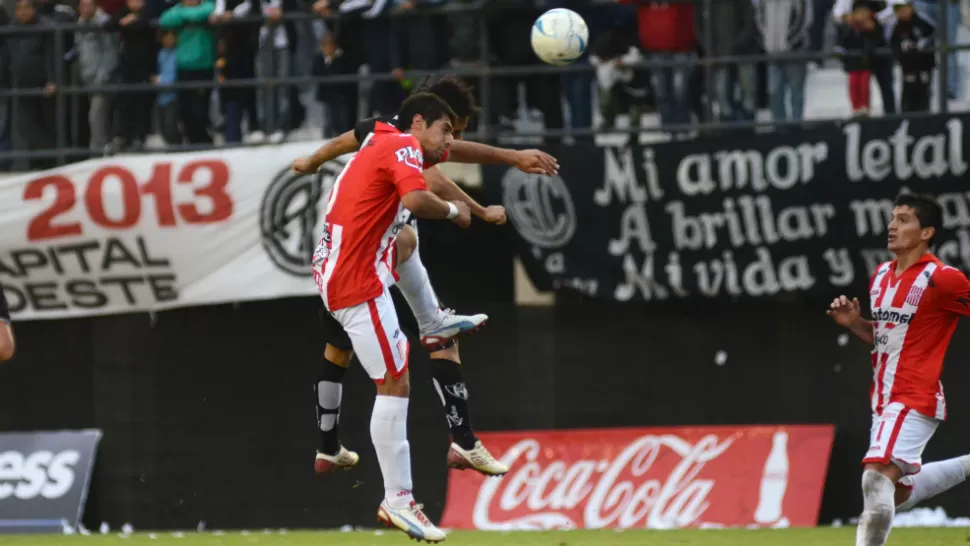 MANO A MANO. Los Santos empataron 0 a 0 en Santiago del Estero, ante el local Central Córdoba. FOTO DE LUIS SANTILLAN / GENTILEZA DE SOMOS DEPORTE 