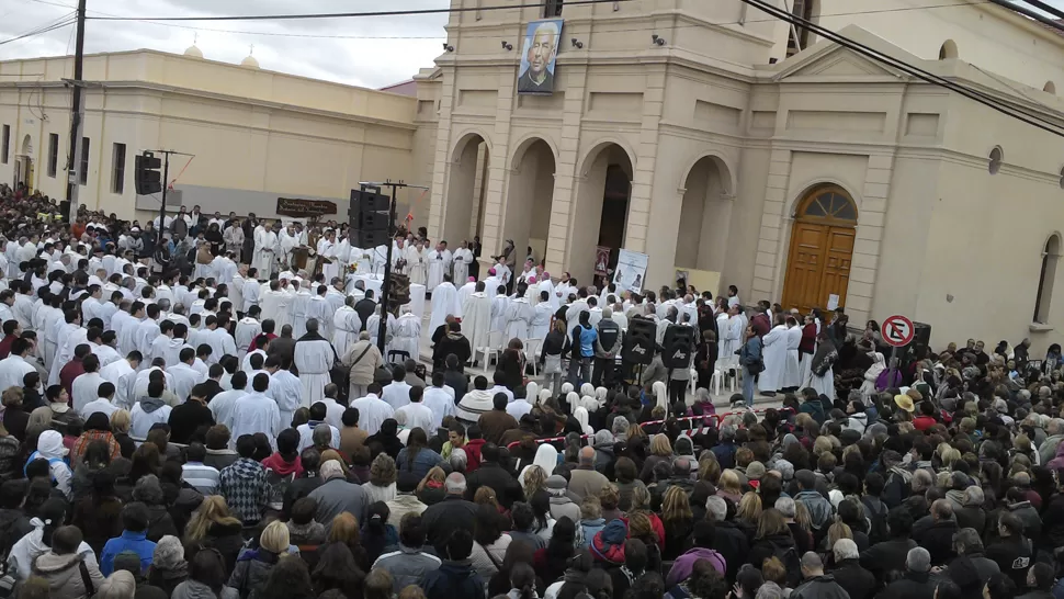 COLMADA. La plaza del pueblo fue el centro de las manifestaciones de celebración de la feligresía cordobesa. LA GACETA / MAGENA VALENTIE