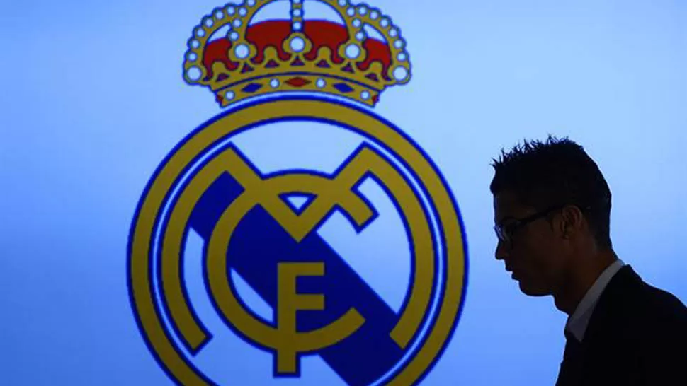 NUEVA ETAPA. Cristiano Ronaldo, con el escudo del Real Madrid de fondo. FOTO TOMADA DE LANACION.COM