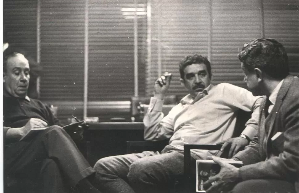 TRES TITANES DE LA LITERATURA. Leopoldo Marechal (con su inseparable pipa en la mano), reunido con Gabriel García Márquez y con Augusto Roa Bastos. 