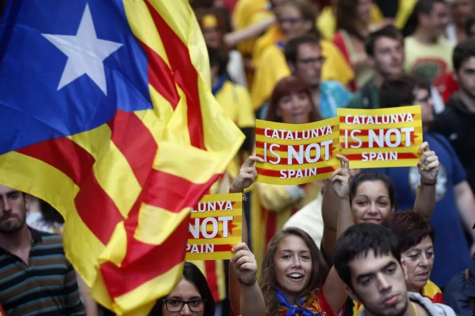 DISTINTOS. Cientos de miles de catalanes exigieron en las calles poder votar por la independencia de España. REUTERS