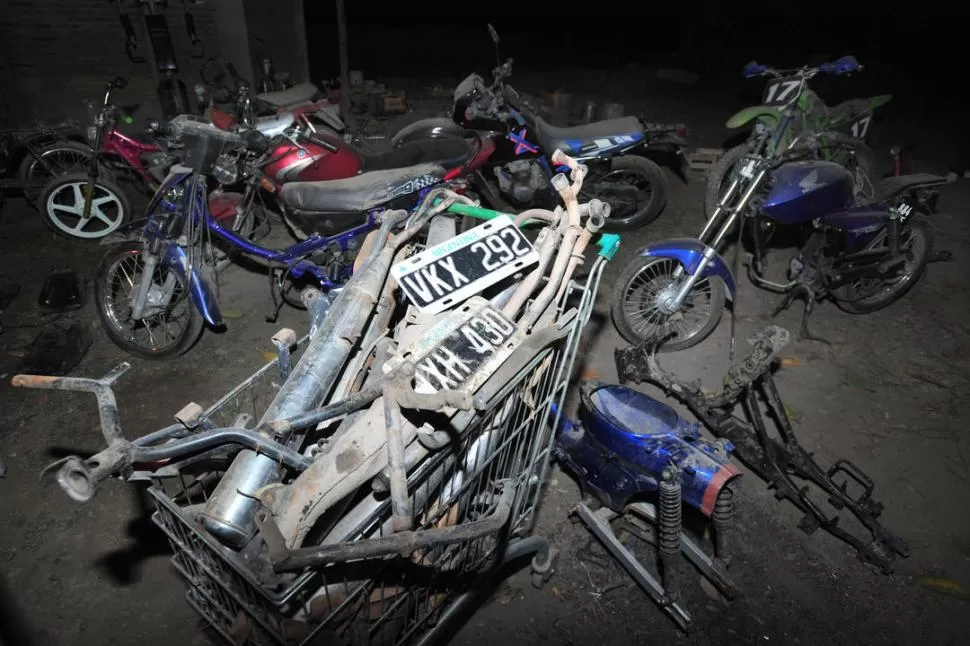 OCULTO. Como esqueletos, las motos estaban acumuladas en un patio. LA GACETA / FOTO DE DIEGO ARAOZ