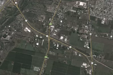 Chocó con un taxi, cayó de la moto y fue aplastado por un colectivo