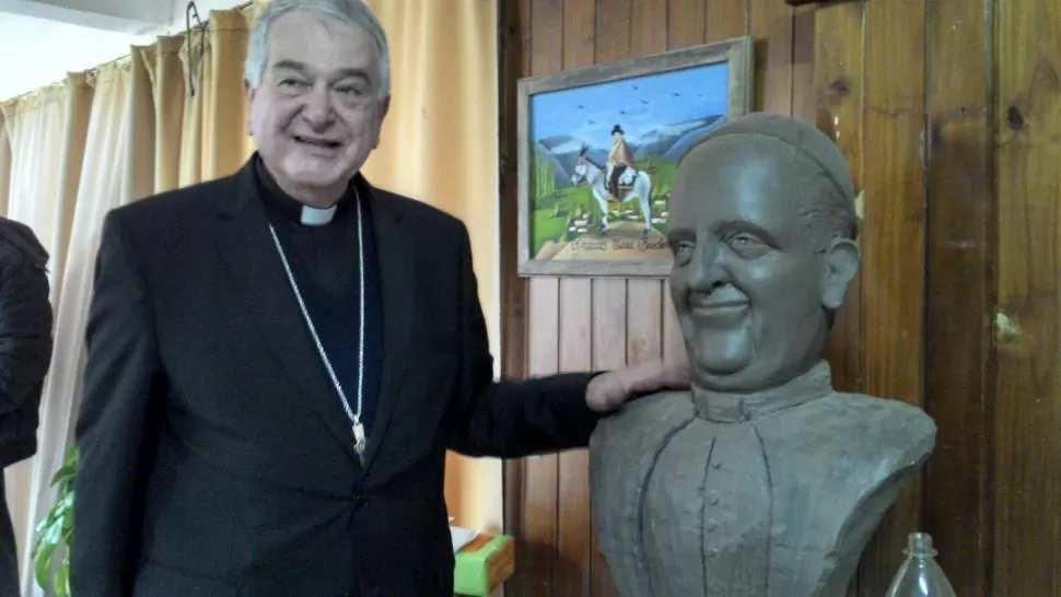 UNA GRATA SORPRESA. El nuncio apostólico, Emil Paul Tscherrig, se sorprendió con el busto del papa Francisco que está en la sacristía del templo. FOTOS DE MAGENA VALENTIE