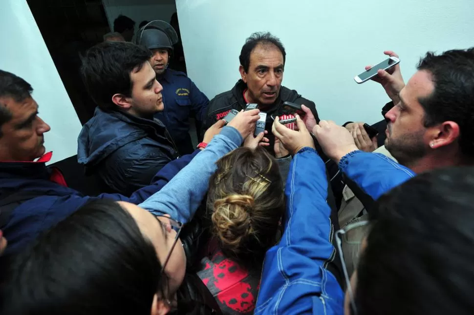 ARRINCONADO. A pesar del interés de los periodistas, Carlos Roldán no dijo ni una palabra sobre su futuro. 