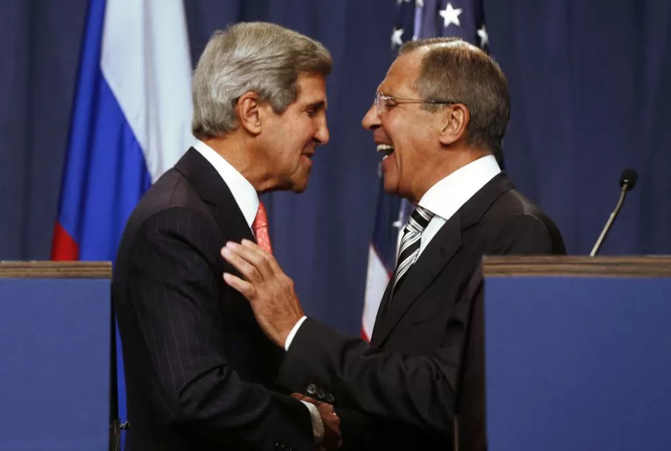 MOMENTO HISTÓRICO. John Kerry, y el ministro de Relaciones Exteriores ruso, Sergei Lavrov, anuncian el acuerdo para el desarme sirio de armas químicas. REUTERS