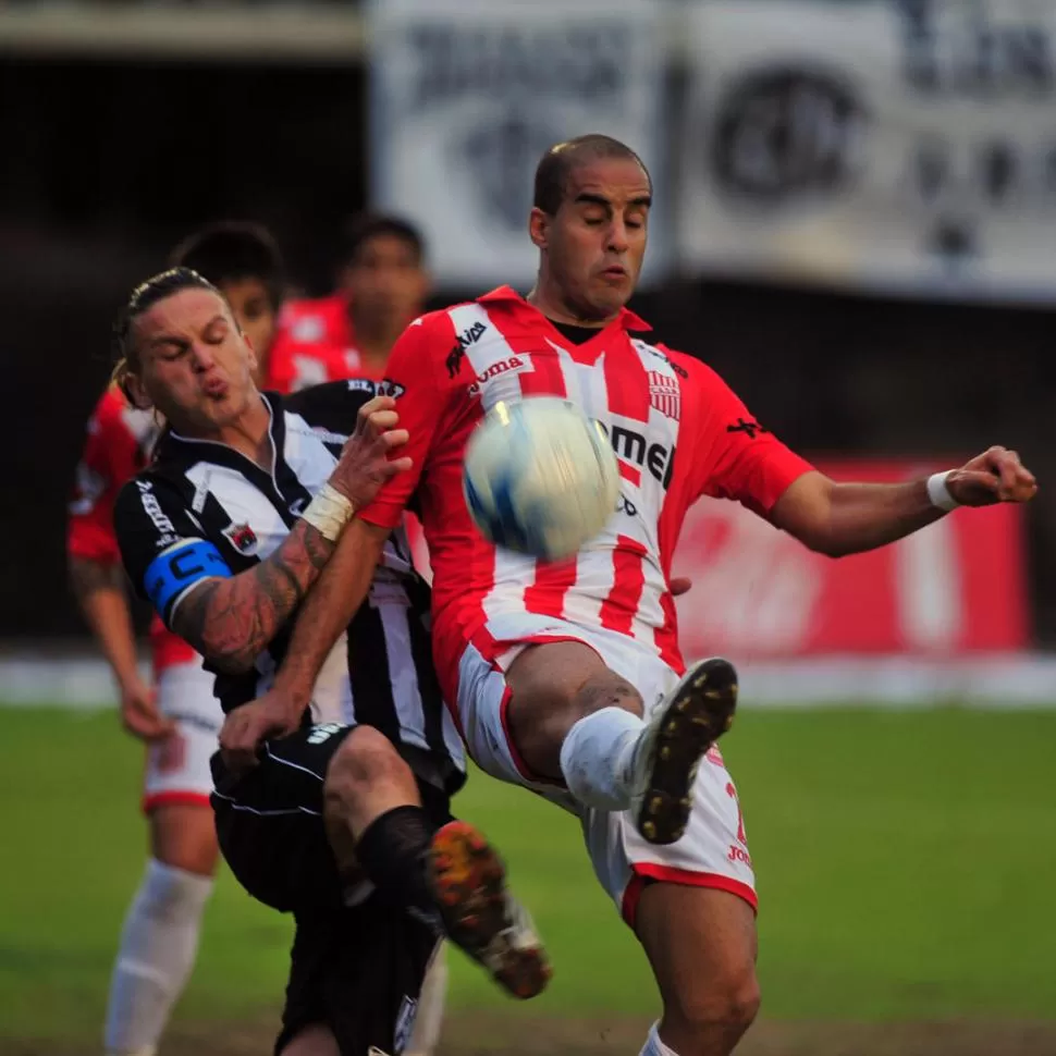 CUMPLIÓ CON CRECES. Aníbal Medina, que estuvo a punto de no participar por lesión, fue uno de los jugadores del equipo de más alto rendimiento en Santiago. 