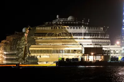 Lograron enderezar al Costa Concordia