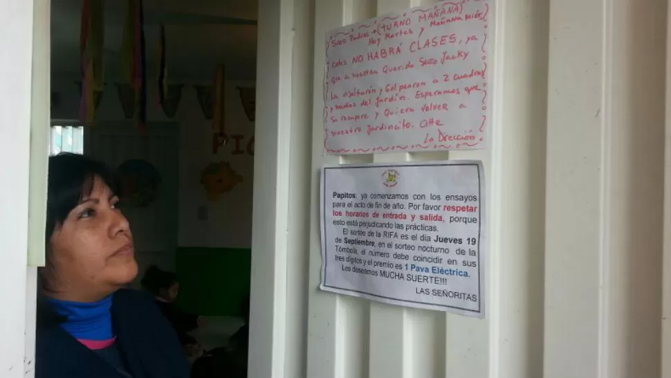 ANUNCIO. Sobre la puerta del jardín, un cartel que le avisa a los padres que no habrá clases. LA GACETA / FOTO DE JOSÉ INESTA