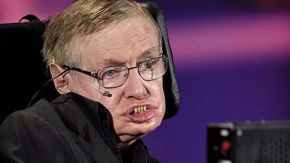 POSTRADO. Hawking padece desde los 21 años una enfermedad motoneuronal relacionada con la esclerosis lateral amiotrófica (ELA). FOTO TOMADA DE ABC.ES