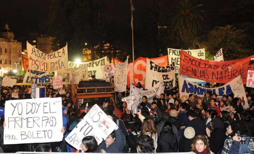 GRUESA MARCHA. Como viene ocurriendo, estudiantes de la UNT volvieron a manifestarse masivamente; en esta ocasión frente a Casa de Gobierno. LA GACETA / FOTO DE HECTOR PERALTA