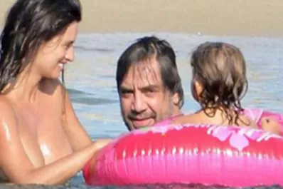 Penélope Cruz sorprende con un impactante topless en el mar