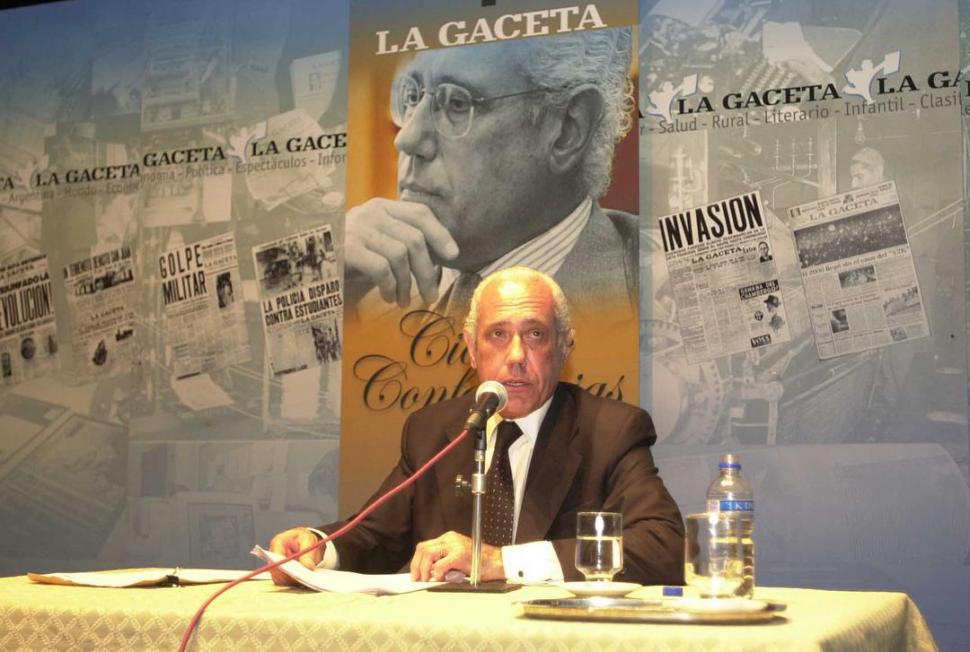 DISERTACIÓN. Vanossi vino en 2005, para el ciclo de charlas de LA GACETA. LA GACETA / FOTO DE HéCTOR PERALTA