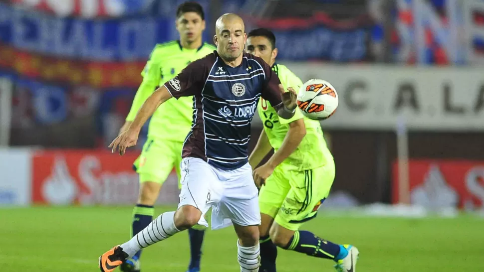GOLEADA. Santiago Silva anotó el primero de los cuatro goles que le anotó Lanús a Universidad de Chile. TELAM