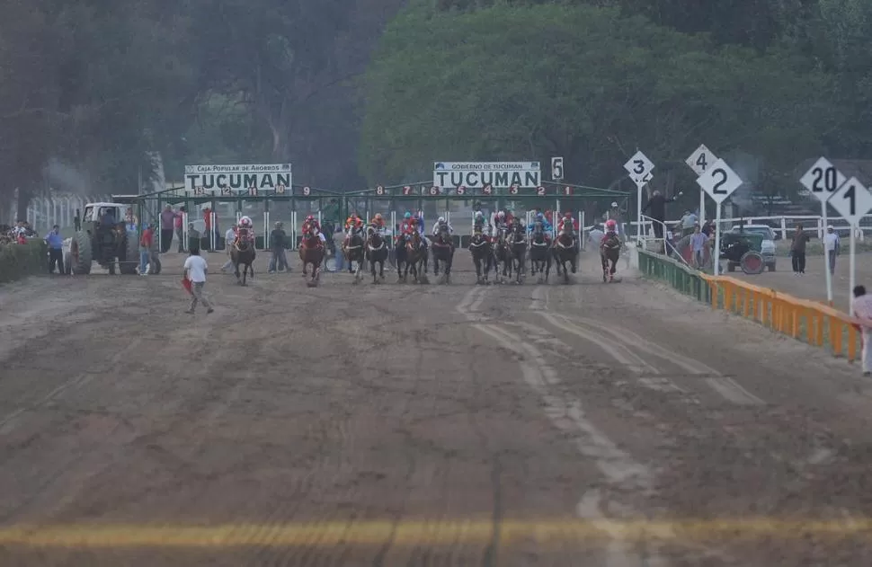 ¡LARGARON! El Gran Premio Batalla de Tucumán se correrá a gateras llenas. Serán 15 los ejemplares que buscarán la gloria en la prueba de 2.200 metros. 