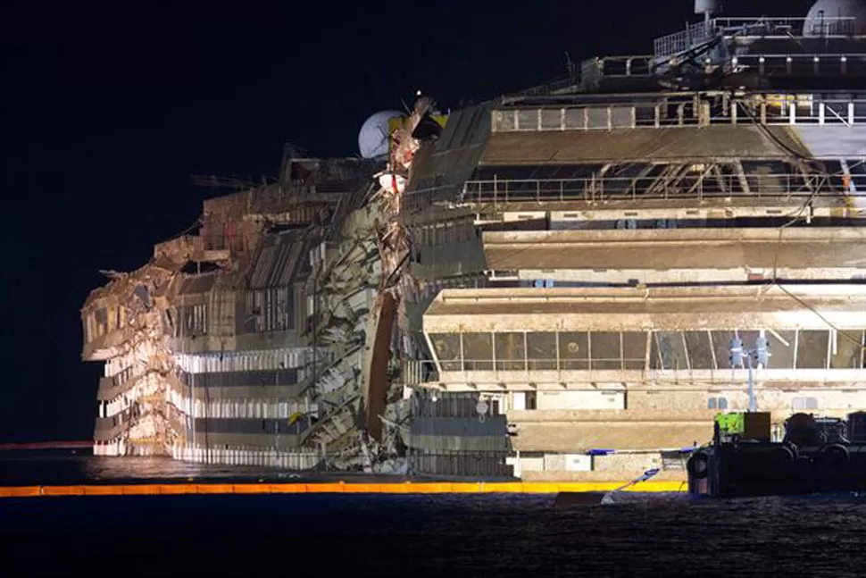 DAÑOS. Así quedó el costado del Costa Concordia, tras el accidente en enero de 2012. FOTO AGENCIA AP