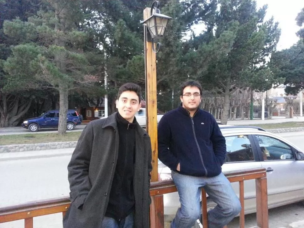 RECIÉN LLEGADOS. Samir Assaf y Diego Ruiz Elías, en las calles de El Calafate. Los monterizos correrán en la Clase 9. 