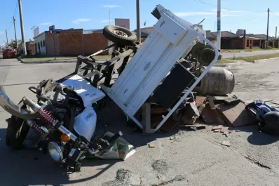 Un motocarro quedó destruido tras un choque en Lomas de Tafí