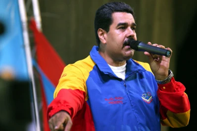 Maduro: entregaré libros y libras a escuelas