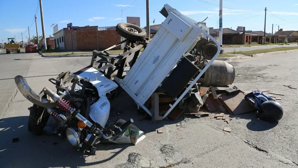 IMPRESIONANTE. El motocarro quedó destrozado tras el impacto. FOTO LA GACETA / JOSE INESTA.