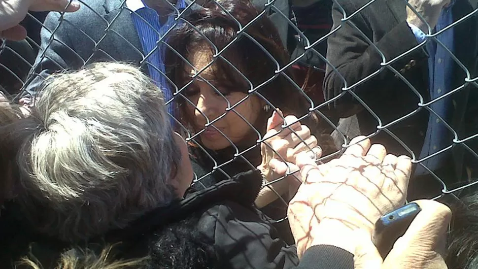 SALUDO. Un grupo de personas se acercó al aeropuerto a recibir el afecta de la Presidenta. FOTO TOMADA DE LAVOZ.COM.AR