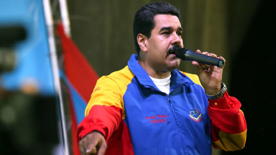 Maduro: entregaré libros y libras a escuelas