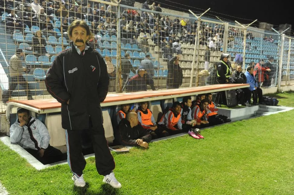 UN PERSONAJE. Pablo Vicó no sólo es el entrenador de Brown de Adrogué. También vive en el club, al que define como su hogar. Su equipo se convirtió en la sensación del torneo al derrotar a Independiente. 