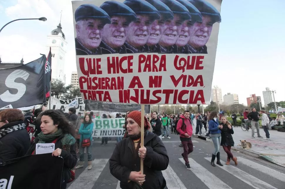 PEDIDO EN LA CALLE. Miembros de organizaciones políticas, sociales y de derechos humanos marcharon ayer en Buenos Aires, por Julio López. DYN