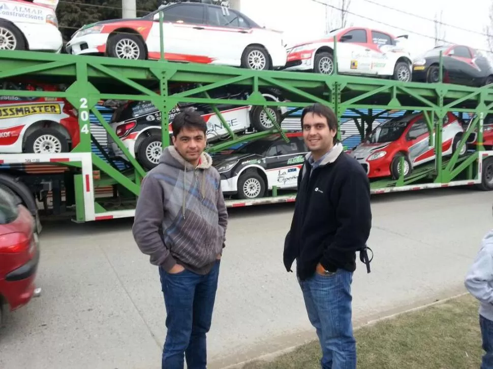 DE PASEO. Recién llegado a El Calafate, Mauro Albornoz y Juan José Gil De Marchi recorrieron la ciudad y se toparon con  las bateas que trasladaron los autos. 