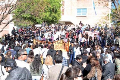 Alumnos y docentes toman la Universidad de La Rioja