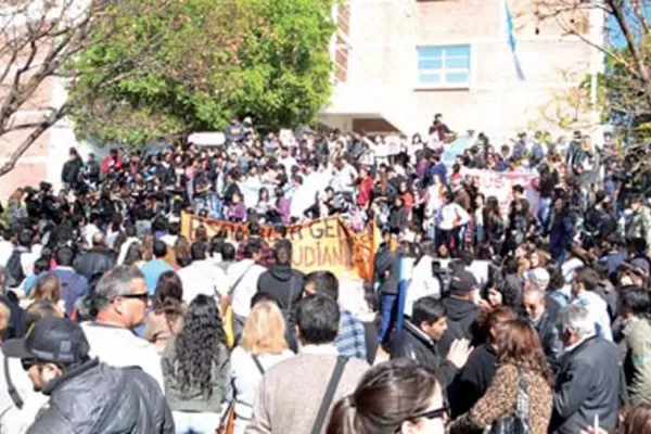 Alumnos y docentes toman la Universidad de La Rioja