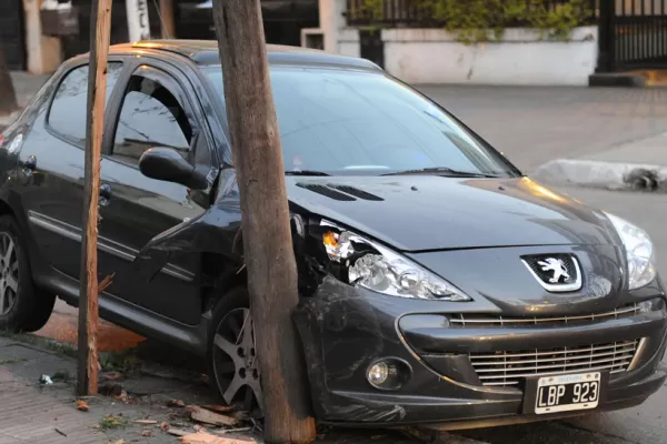 Persiguió a ladrones y chocó