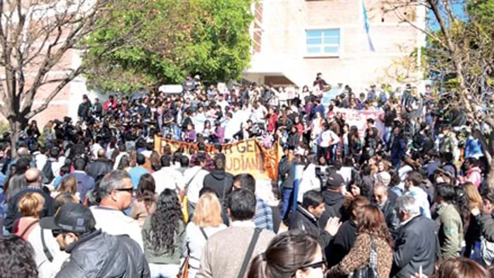 ASAMBLEA EN LA CALLE. La convocatoria de los estudiantes riojanos se extendió y sumó adhesiones. FOTO TOMADA DE NUEVARIOJA.COM.AR