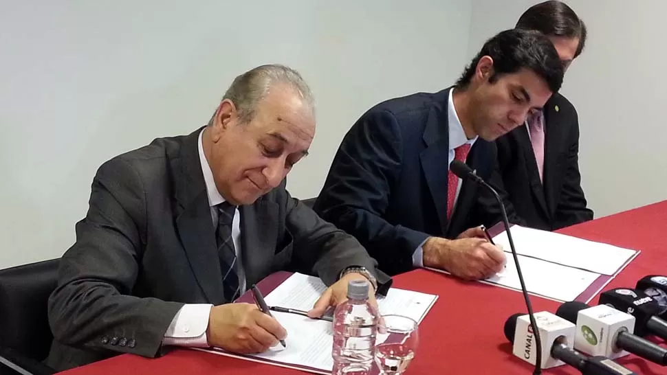 ACUERDO. El ministro de Seguridad y el gobernador de Salta firman la adhesión al plan de seguridad nacional. TELAM