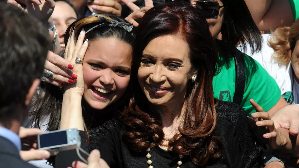 AFECTO. Cristina Kirchner rodeada de gente, al término del acto de inauguración de obras, en Ezeiza. TÉLAM