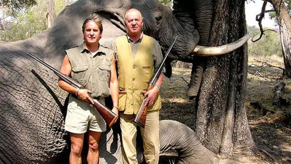 MATADOR. El accdente que sufrió Juan Carlos mientras cazaba elefantes en Botswana agravaron sus problemas de salud. FOTO TOMADA DE BEKIA.ES