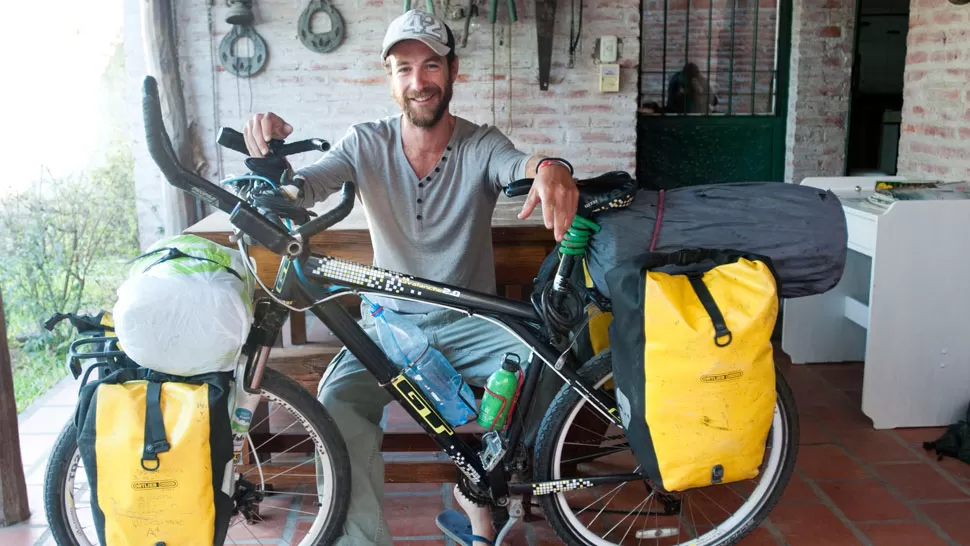 HOGAR RODANTE. En las alforjas de su bicicleta, Sebastián lleva todo lo que necesita para vivir en la ruta. LA GACETA / FOTO DE INéS QUINTEROS ORIO
