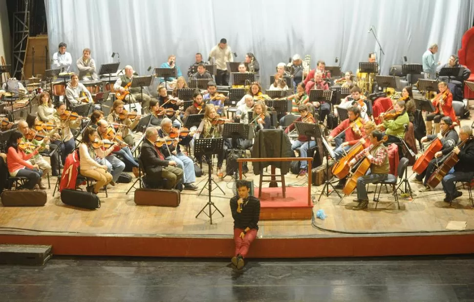 AMBIENTE DISTENDIDO. Juan Pablo Chipi Merino ensaya una de sus presentaciones solistas con la Orquesta Sinfónica de la UNT. LA GACETA / FOTOS DE ANTONIO FERRONI 