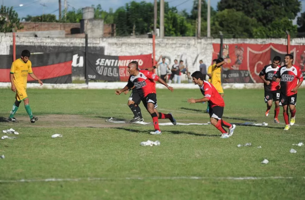 DELANTERO LETAL. Pablo Tapia es la cuota de gol en el equipo villero, que orienta tácticamente Rubén Duarte. 