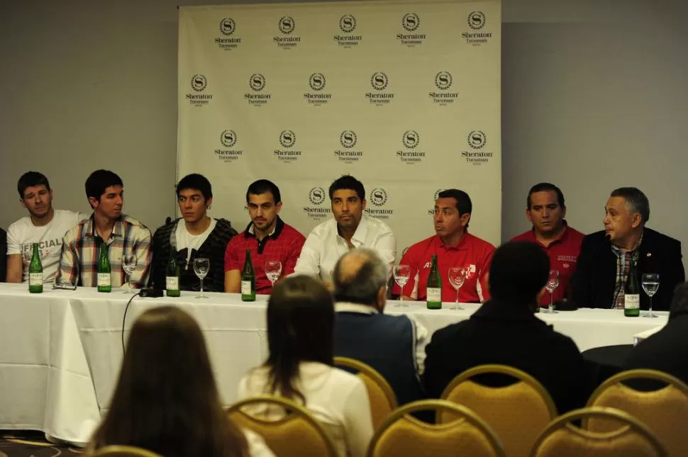 TODOS UNIDOS. Victoriano, el técnico José García y otros jugadores durante un momento de la presentación. 