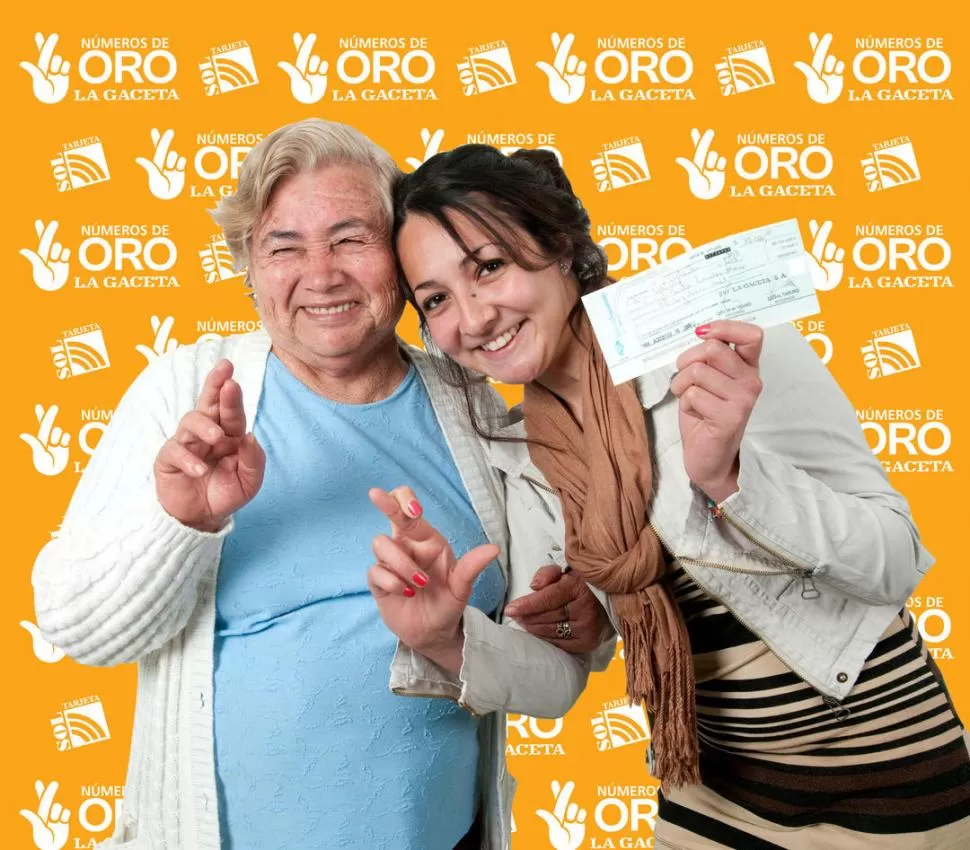 FELICES. María Elena y Lourdes cobraron el premio de LA GACETA. LA GACETA / FOTO DE ANTONIO FERRONI