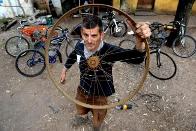 El artista de las ruedas y de los motores viejos