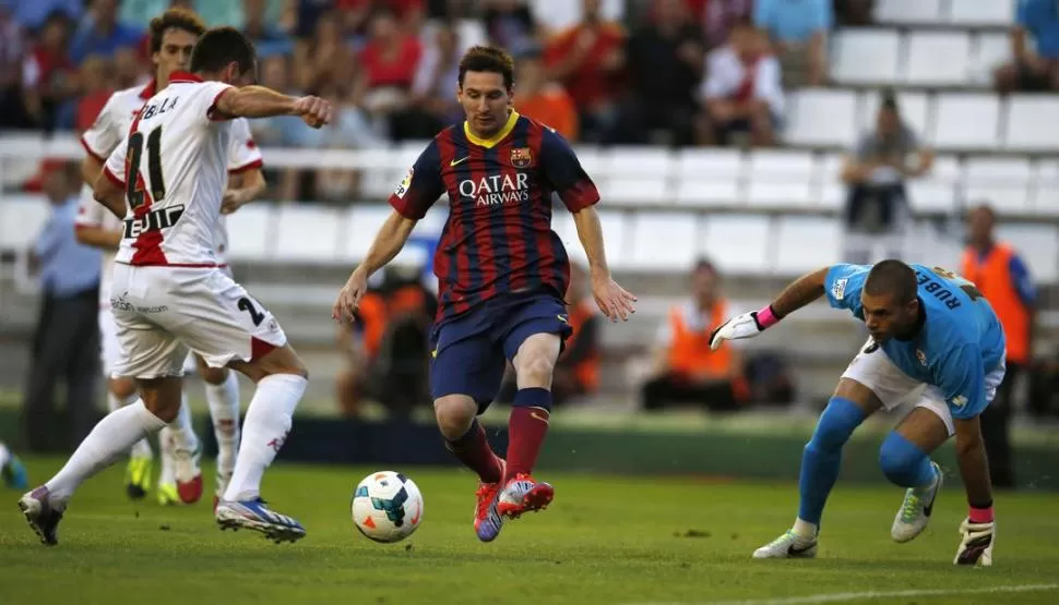 ASISTIDOR. Esta vez Messi no marcó, pero dio el pase a Pedro para el primer gol.  