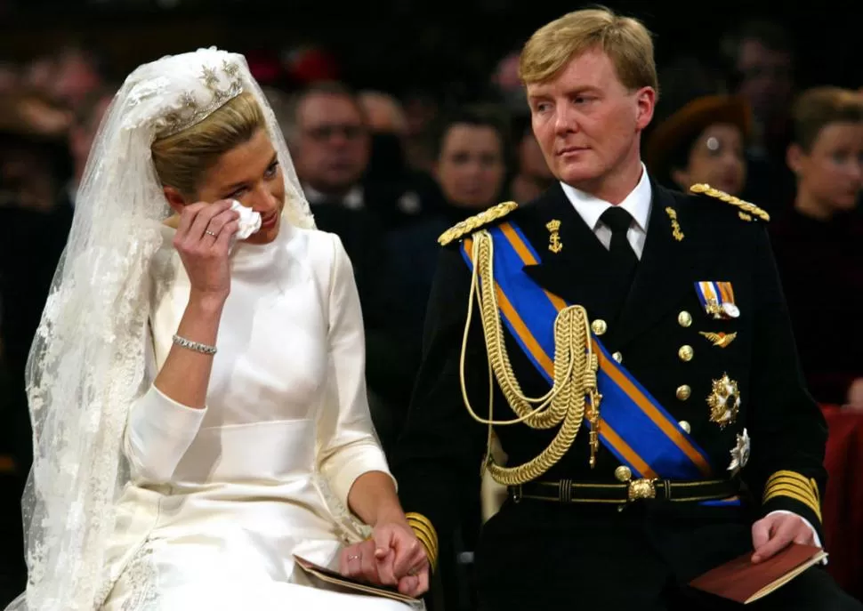 LA BODA, EN FEBRERO DE 2002. El entonces príncipe Guillermo sostiene la mano de su flamante esposa, que deja escapar una lágrima, durante la fiesta de casamiento a la que asistieron 1.750 invitados. REUTERS (ARCHIVO)