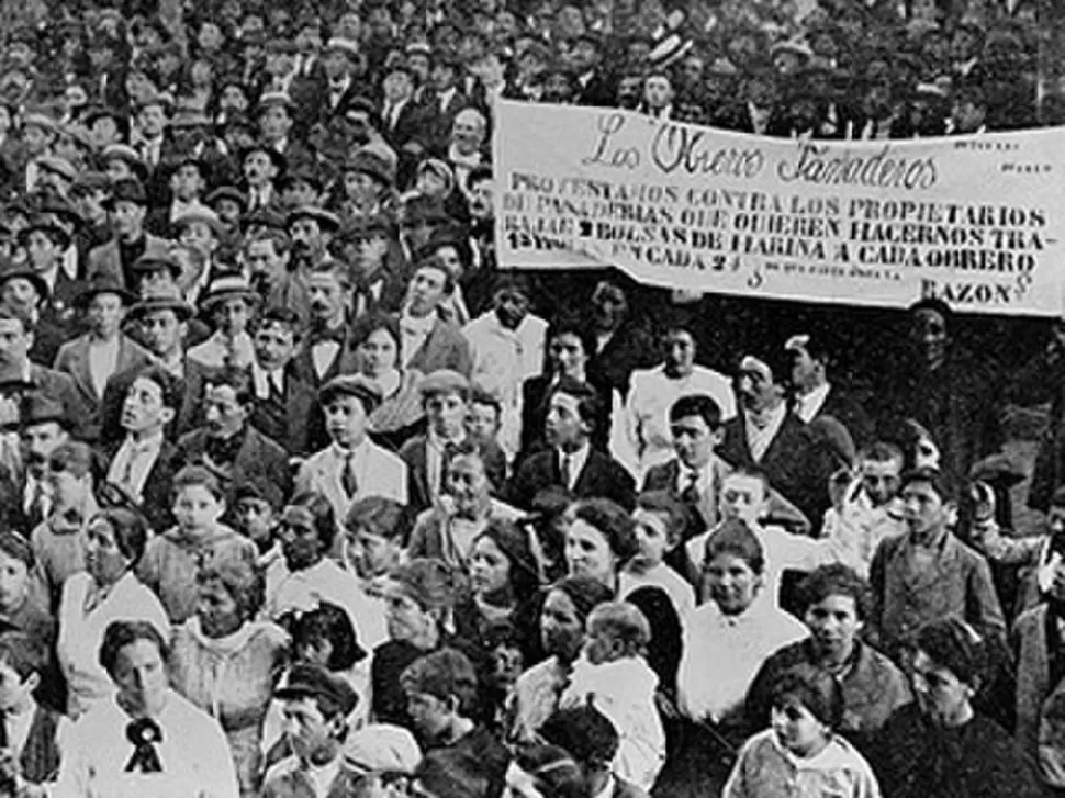 CAMBIOS SOCIALES. La foto de archivo documenta una protesta de obreros panaderos en la Argentina de 1890. 