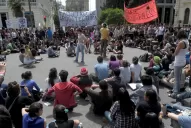 La protesta estudiantil se instaló en las puertas de la Legislatura