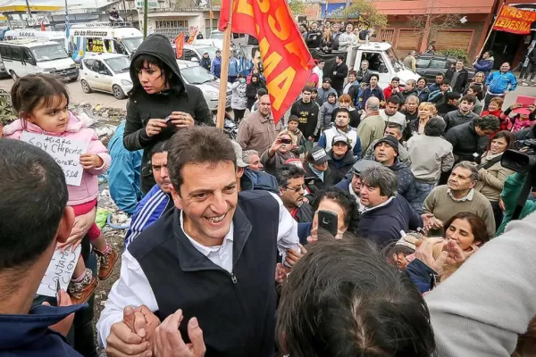 Atacan la caravana de Massa con piedras y dejan tres heridos