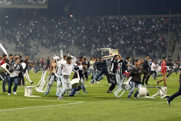 La violencia de los hinchas hizo suspender el clásico turco