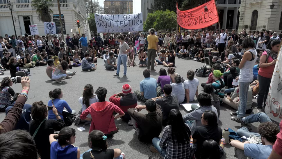 EN LA CALLE. Los estudiantes se manifestaron contra la violencia de género en la avenida Sarmiento y Muñecas.  LA GACETA / FOTO DE FRANCO VERA